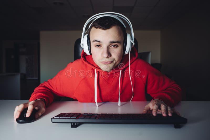 Le portrait du gamer drôle joue des jeux sur son ordinateur Le jeune gamer utilise votre ordinateur Un jeune homme utilise l'ordi photo stock Le portrait du gamer drôle joue des jeux sur son ordinateur Le jeune gamer utilise votre ordinateur Un jeune homme utilise l'ordi photo stock