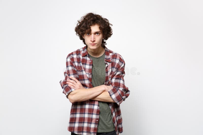 Le portrait du jeune homme strict sérieux dans des vêtements sport se tenant regardants des mains de prise de caméra a croisé d'i photographie stock libre de droits Le portrait du jeune homme strict sérieux dans des vêtements sport se tenant regardants des mains de prise de caméra a croisé d'i photographie stock libre de droits