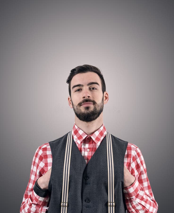 Le portrait désaturé du jeune hippie barbu avec des mains a enfoncé son gilet photos libres de droits Le portrait désaturé du jeune hippie barbu avec des mains a enfoncé son gilet photos libres de droits