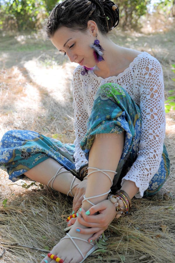 Le portrait extérieur de jeune femme, habillé dans le blanc a tricoté le chemisier et les culasses hippies de style images stock Le portrait extérieur de jeune femme, habillé dans le blanc a tricoté le chemisier et les culasses hippies de style images stock