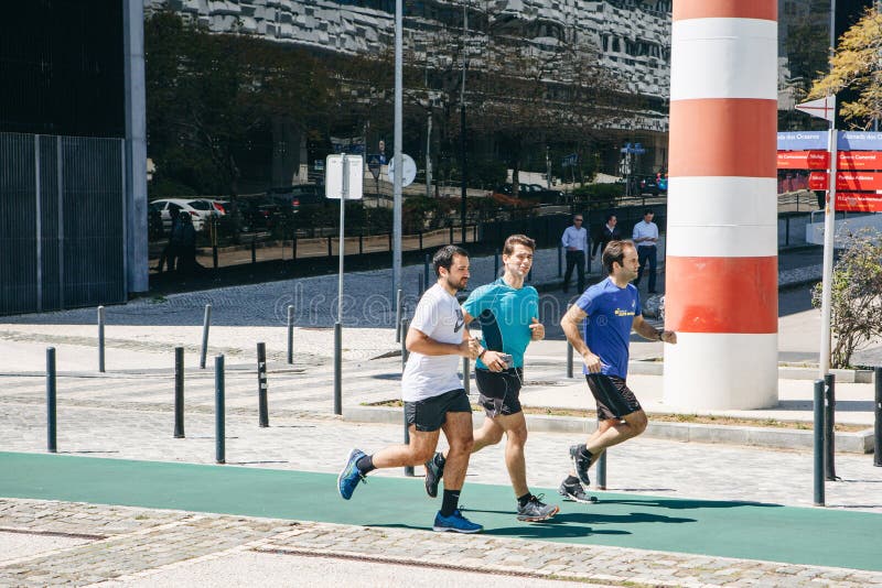 Le Portugal, Lisbonne le 29 avril 2018 : trois hommes pulsant le long de la rue images libres de droits Le Portugal, Lisbonne le 29 avril 2018 : trois hommes pulsant le long de la rue images libres de droits
