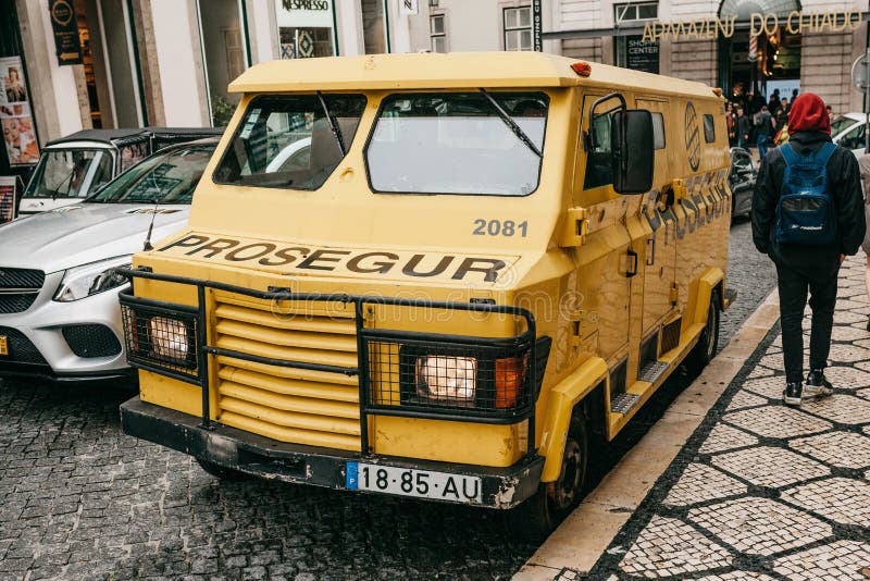Le Portugal, Lisbonne, le 10 avril 2018 : Véhicule blindé pour la livraison sûre de l'argent vers la banque Transport d'encaissem photos libres de droits Le Portugal, Lisbonne, le 10 avril 2018 : Véhicule blindé pour la livraison sûre de l'argent vers la banque Transport d'encaissem photos libres de droits