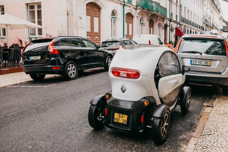 Le Portugal, Lisbonne, le 1er juillet 2018 : La voiture écologique conceptuelle compacte moderne du ` s de Renault est garée sur photo stock Le Portugal, Lisbonne, le 1er juillet 2018 : La voiture écologique conceptuelle compacte moderne du ` s de Renault est garée sur photo stock