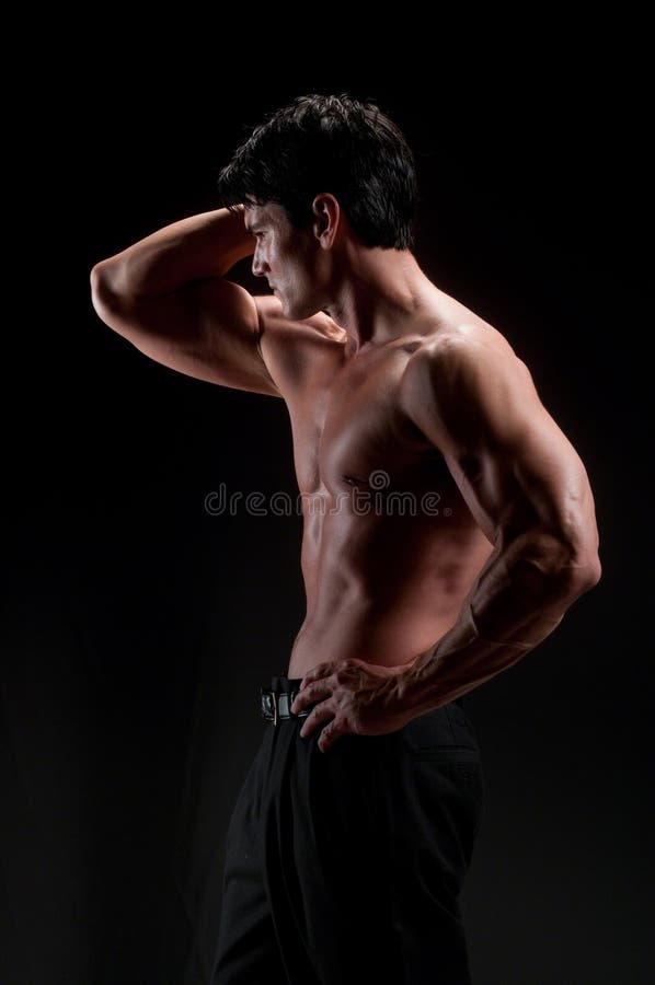 Le Pose Sexy Dell Uomo Per Una Fotografia Immagine Stock Immagine Di Riservatezza Cesellato
