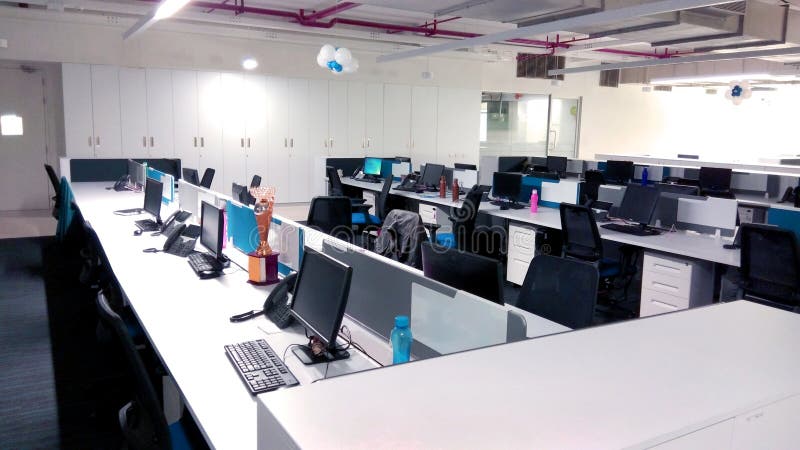 Le poste de travail avec des ordinateurs une société de technologie de l'information photographie stock Le poste de travail avec des ordinateurs une société de technologie de l'information photographie stock