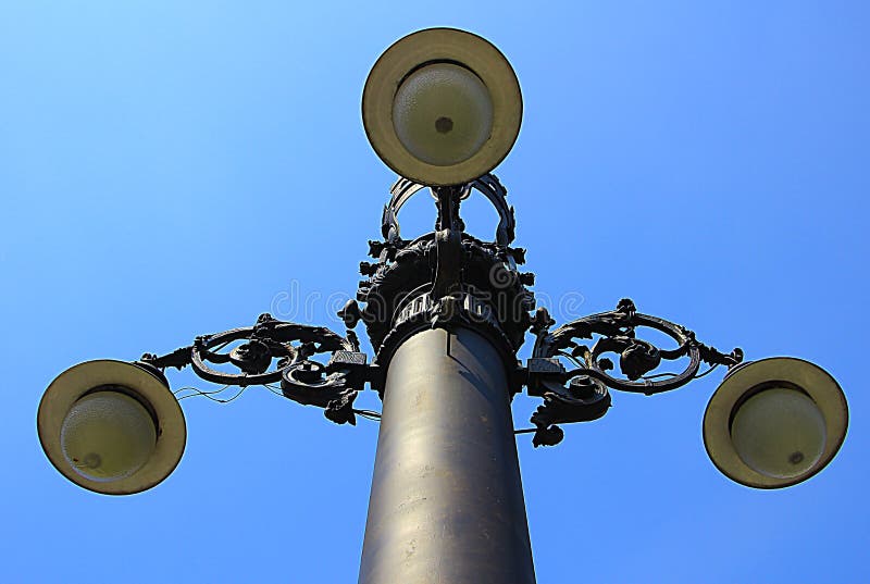 Le poteau avec trois lampes photo stock Le poteau avec trois lampes photo stock