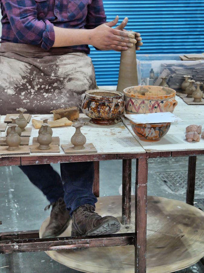 le potier enseigne le artisanat à le enfant. fermer de une potier mains et  une enfant main avec une produit sur une potier roue. travail avec argile.  argile Maître classe. 21683915 Photo