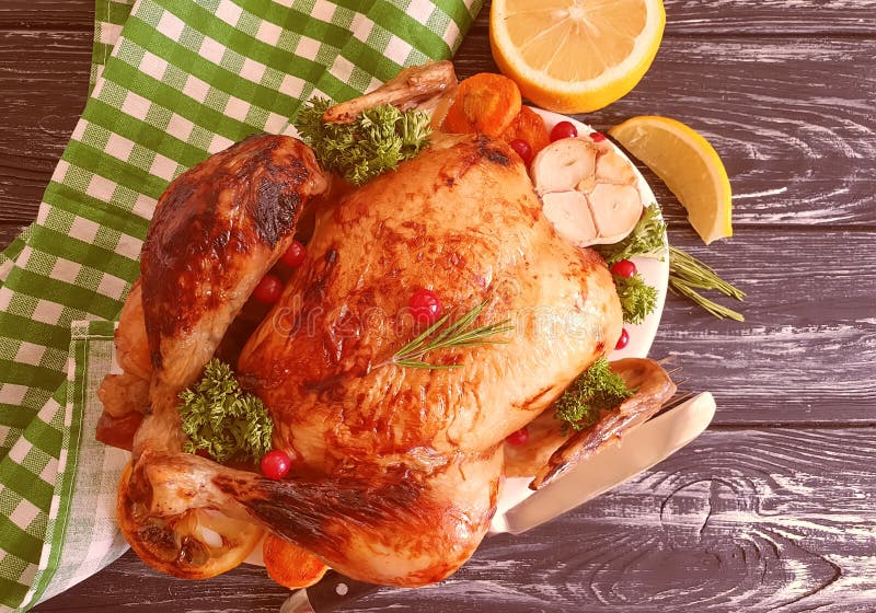 Le poulet frit entier a glacé, dîner savoureux cuit sur le fond en bois photo stock Le poulet frit entier a glacé, dîner savoureux cuit sur le fond en bois photo stock