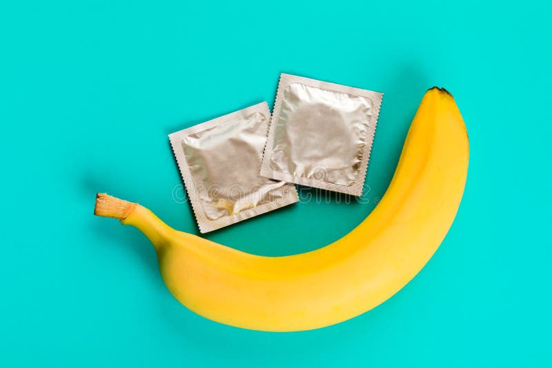 le-pr%C3%A9servatif-et-la-banane-sexe-sans-risque-jouet-sexuel-contraceptif-sur-fond-bleu-140550170.jpg