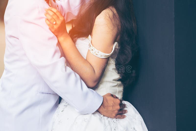 Le pre-nozze della presa dello sposo e della sposa immagini stock libere da diritti Le pre-nozze della presa dello sposo e della sposa immagini stock libere da diritti
