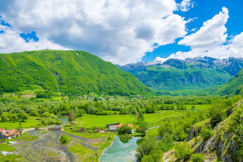 Le primavere Ali-Pasha sono posizionate vicino alle montagne di Prokletije fotografia stock Le primavere Ali-Pasha sono posizionate vicino alle montagne di Prokletije fotografia stock