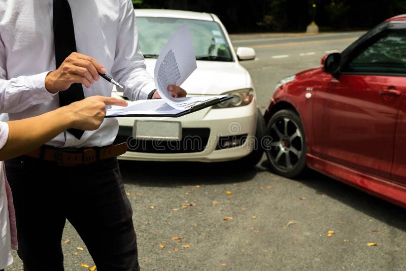 Le processus de r? clamation de fonctionnement d'agent d'assurance dans le paiement dessus des parties Concept de d? claration de s images stock
