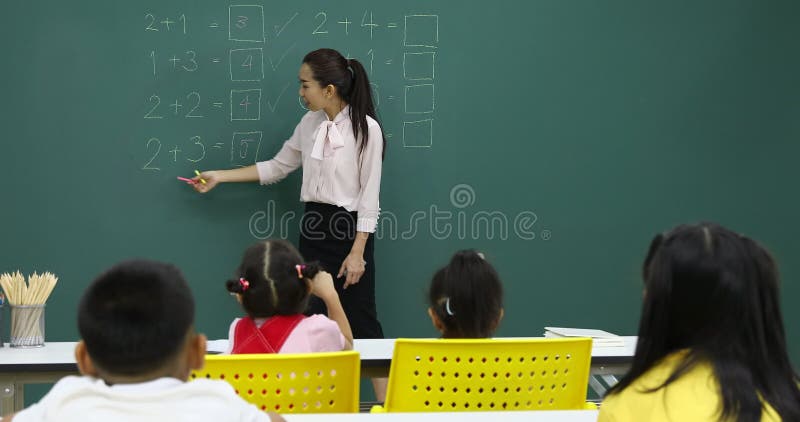Le professeur asiatique? crit le probl? me de maths sur le conseil vert clips vidéos