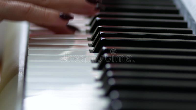Le professeur de musique joue du piano. closeup main femelle avec manucure jouer les touches piano. formation musicale. concert de banque de vidéos