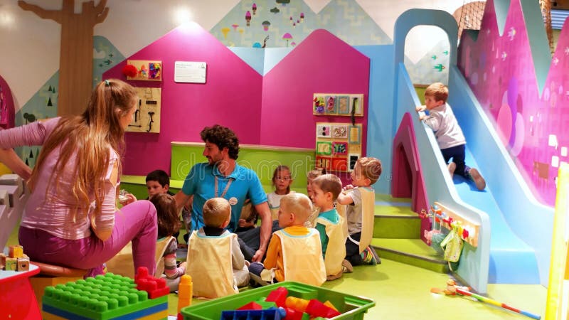 Le professeur joue avec le groupe d'enfants, le jardin d'enfants, le camp de week-end, l'expérience et le jeu, les dernières méth banque de vidéos