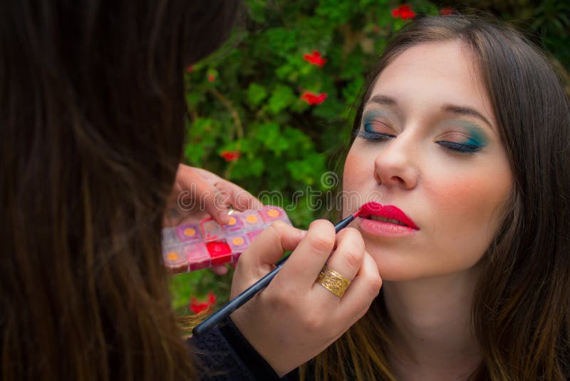 Le professionnel composent l'artiste faisant le maquillage modèle de charme au travail image libre de droits Le professionnel composent l'artiste faisant le maquillage modèle de charme au travail image libre de droits