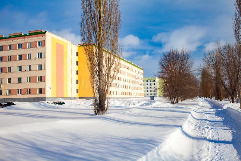 Le programme des réparations capitales en Russie Façade rénovée d'un immeuble Murs oranges, couleurs lumineuses de la façade photo libre de droits Le programme des réparations capitales en Russie Façade rénovée d'un immeuble Murs oranges, couleurs lumineuses de la façade photo libre de droits