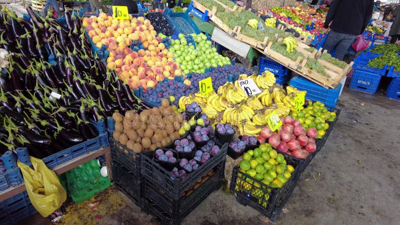 Le prugne di frutta kiwi sono in fila sul mercato pubblico