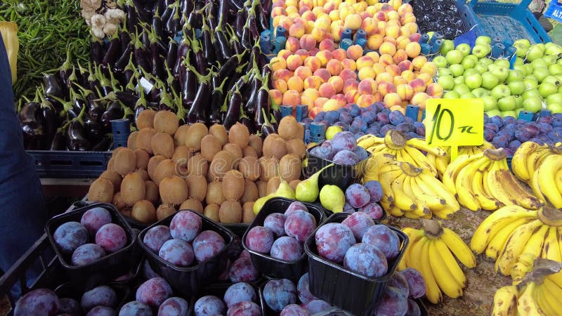 Le prugne di frutta kiwi sono in fila sul mercato pubblico