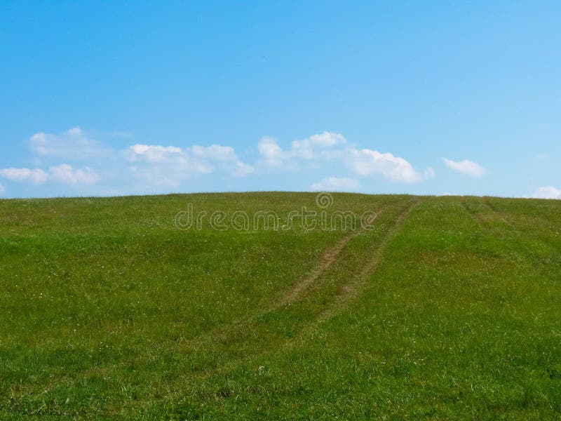 Le pré contacte le ciel images stock Le pré contacte le ciel images stock