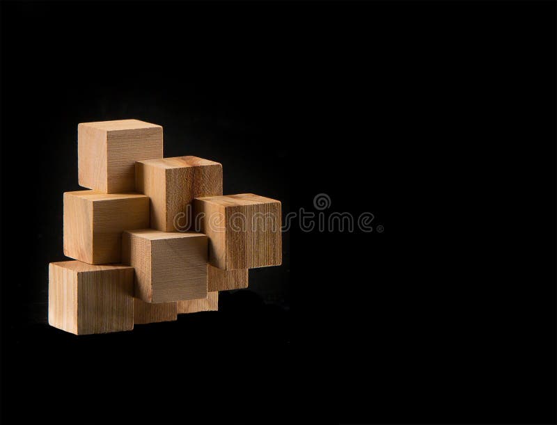 Le puzzle en bois - jeu avec des blocs image stock Le puzzle en bois - jeu avec des blocs image stock