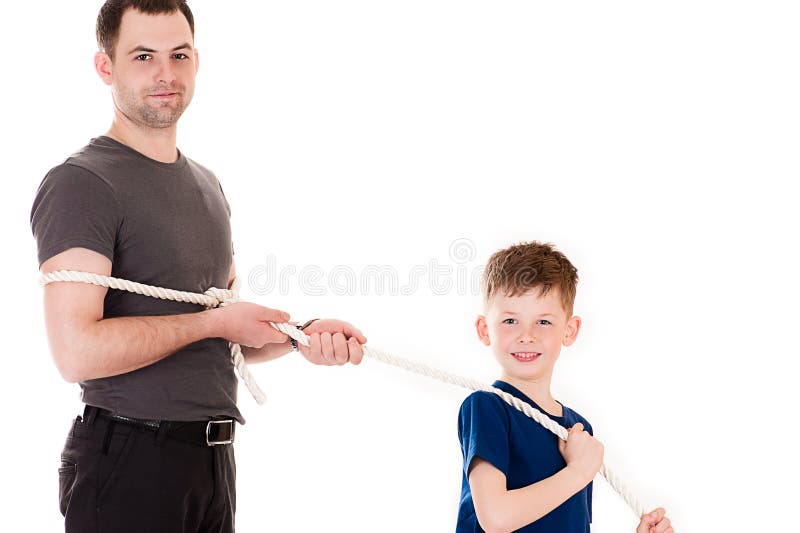 Le père d'avances de fils a attrapé la corde image stock Le père d'avances de fils a attrapé la corde image stock