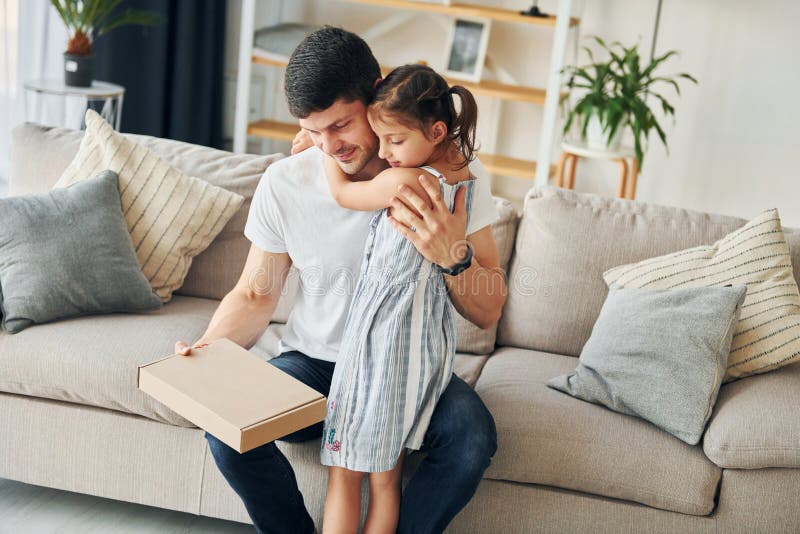 Le père en civil est à la maison avec sa fille image libre de droits