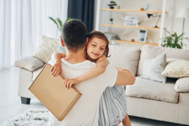 Le père en civil est à la maison avec sa fille photo stock