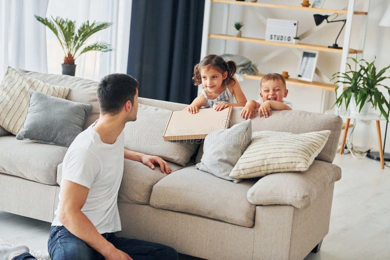 Le père en civil est à la maison avec sa fille et son fils image libre de droits