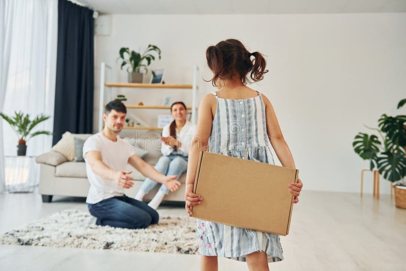 Le père en vêtements décontractés est à la maison avec sa femme et sa fille photo stock