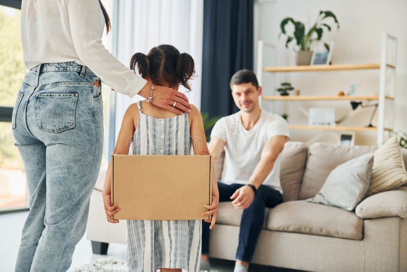 Le père en vêtements décontractés est à la maison avec sa femme et sa fille photo libre de droits