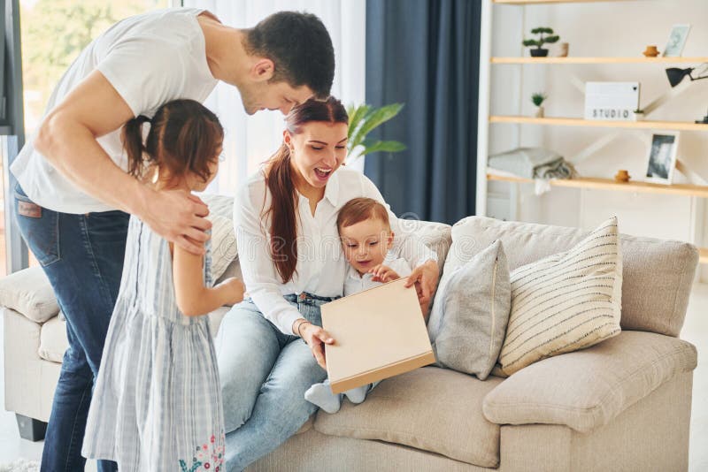 Le père en vêtements décontractés est à la maison avec sa femme, sa fille et son fils photos libres de droits