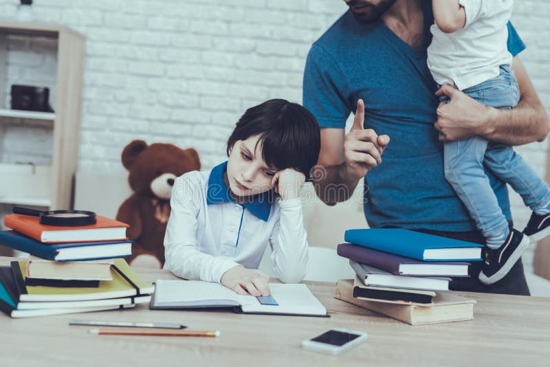 Le père fait un travail avec le fils photographie stock libre de droits Le père fait un travail avec le fils photographie stock libre de droits