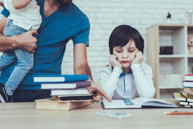 Le père fait un travail avec le fils photo libre de droits Le père fait un travail avec le fils photo libre de droits