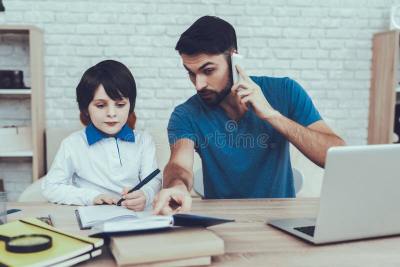 Le père fait un travail avec le fils images stock Le père fait un travail avec le fils images stock