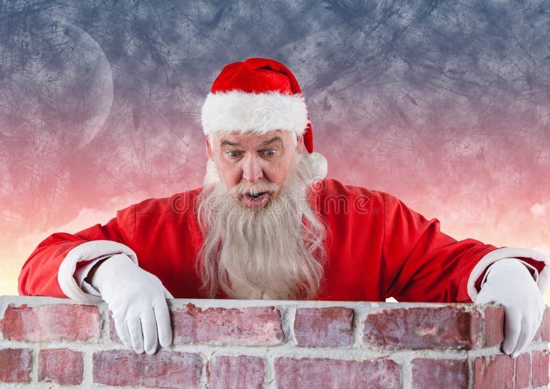 Le père noël se tenant derrière le mur de briques image stock Le père noël se tenant derrière le mur de briques image stock