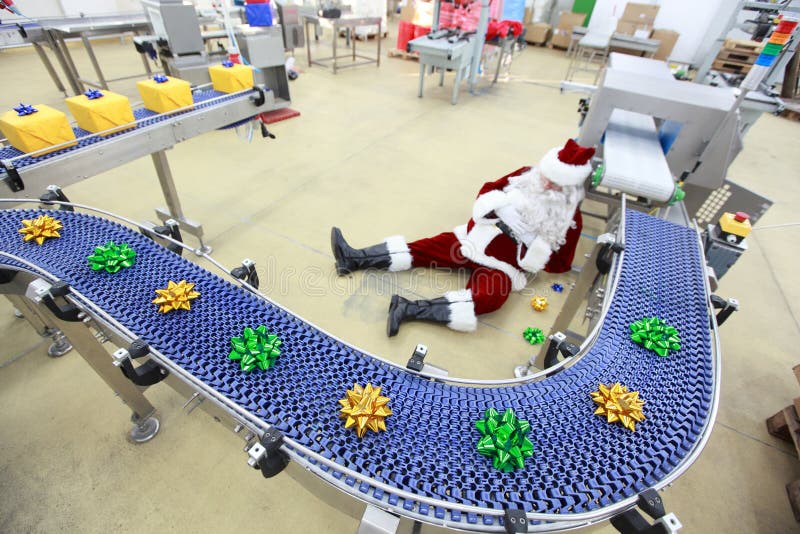 le père noël surchargé fatigué dans l'usine photographie stock libre de droits le père noël surchargé fatigué dans l'usine photographie stock libre de droits