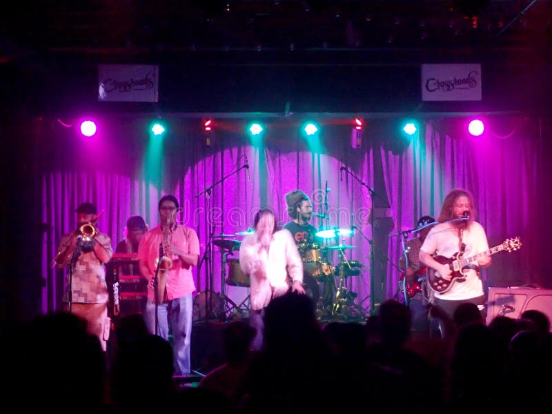 Le père Psalms Band joue la musique à l'intérieur sur la scène avec le lighti frais. Honolulu - 17 octobre 2014 : Le père Psalms Band joue la musique à l'intérieur sur la scène avec l'éclairage frais aux carrefours chez Brians hawaïen, Honolulu, Hawaï