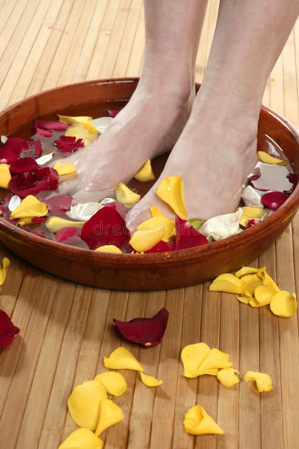 le pétale aromatherapy de fleurs de pieds de bain s'est levé photo libre de droits le pétale aromatherapy de fleurs de pieds de bain s'est levé photo libre de droits