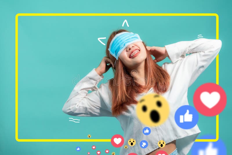Le ragazze asiatiche indossano felicemente una maschera chirurgica, idee di modi per renderti felice nella vita illustrazione vettoriale