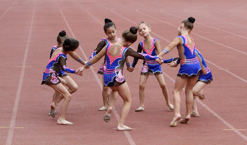 Le ragazze effettuano sulla cerimonia di apertura immagini stock Le ragazze effettuano sulla cerimonia di apertura immagini stock