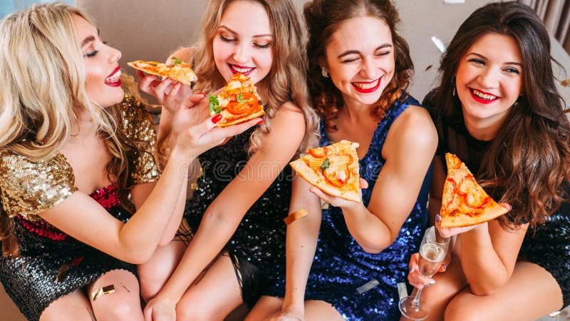Le ragazze fanno festa i migliori amici di divertimento della pizza del ritrovo immagini stock Le ragazze fanno festa i migliori amici di divertimento della pizza del ritrovo immagini stock