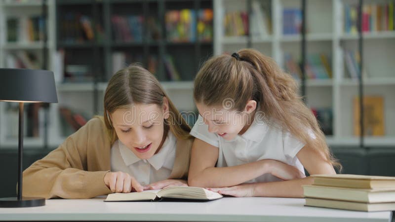 Le ragazze leggono libri e ridono