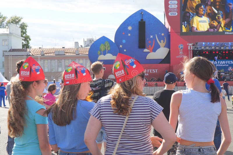 Le ragazze russe sono fan della coppa del Mondo 2018 della FIFA in samara immagini stock libere da diritti Le ragazze russe sono fan della coppa del Mondo 2018 della FIFA in samara immagini stock libere da diritti