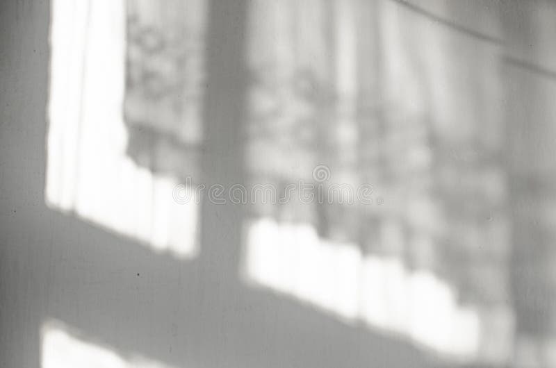 Le rayon de soleil brille par un rideau en style rustique. Noir et blanc