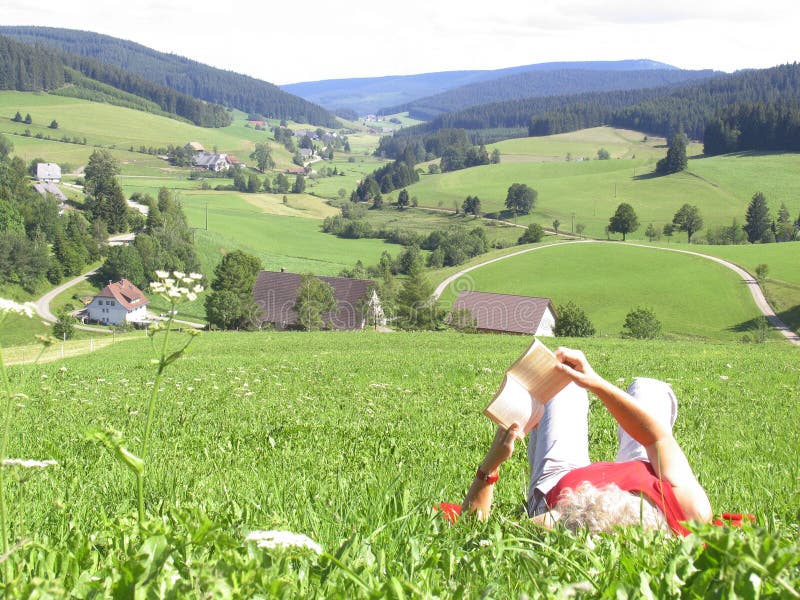 Le relevé de femme dans l'herbe images libres de droits Le relevé de femme dans l'herbe images libres de droits