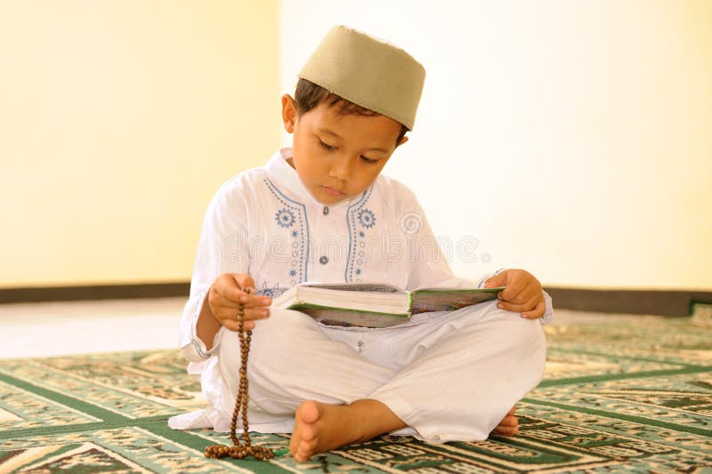 Le relevé de qur de l'Islam d'enfant photo stock