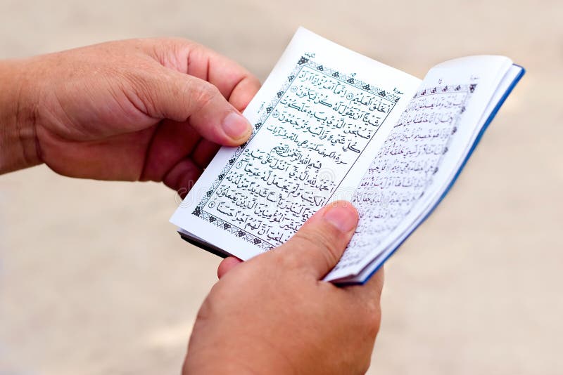 Le relevé Yassin d'homme du Quran saint photos libres de droits