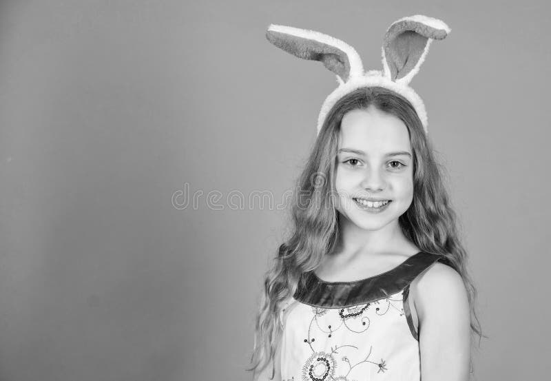 Le ressort est des natures que la mani?re de dire laisse la partie Oreilles de port de lapin de petite fille Petite fille dans le photographie stock libre de droits Le ressort est des natures que la mani?re de dire laisse la partie Oreilles de port de lapin de petite fille Petite fille dans le photographie stock libre de droits