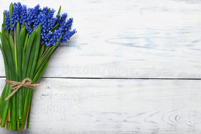 Le ressort fleurit le bouquet sur la table en bois Vue supérieure, l'espace de copie images stock Le ressort fleurit le bouquet sur la table en bois Vue supérieure, l'espace de copie images stock